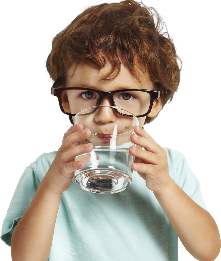 Niño con vaso de agua